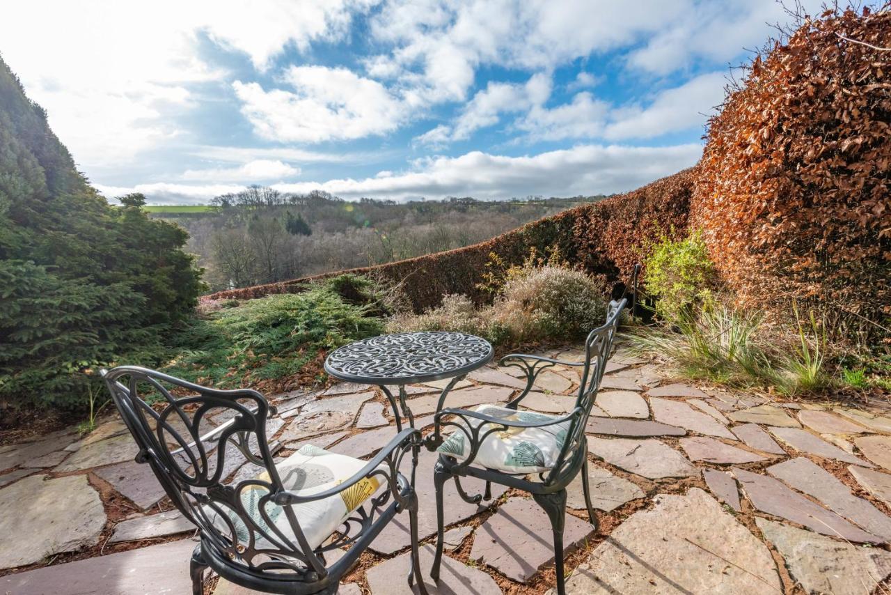 Nutsford House Bed & Breakfast ดัลเวอร์ตัน ภายนอก รูปภาพ