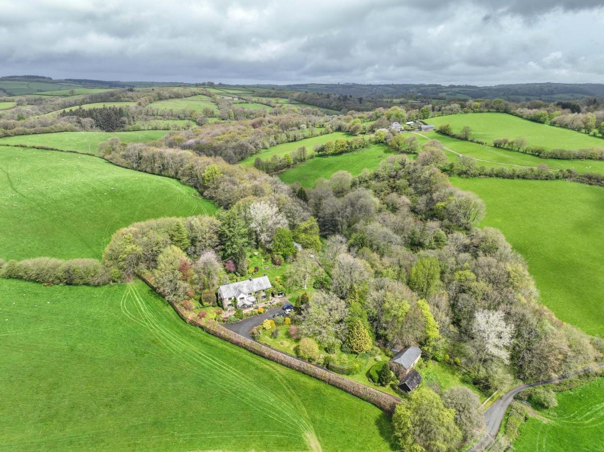 Nutsford House Bed & Breakfast ดัลเวอร์ตัน ภายนอก รูปภาพ