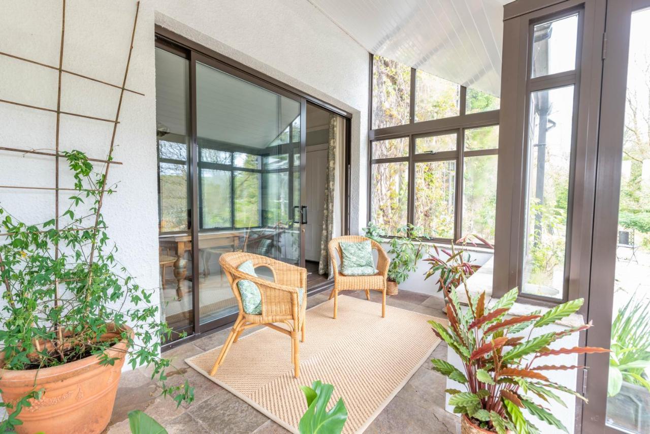 Nutsford House Bed & Breakfast ดัลเวอร์ตัน ภายนอก รูปภาพ