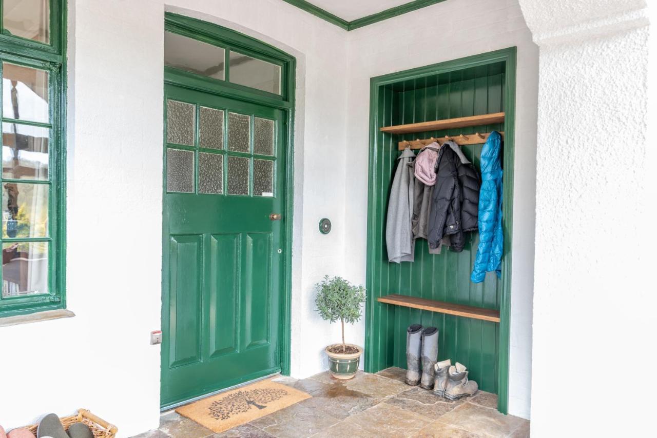 Nutsford House Bed & Breakfast ดัลเวอร์ตัน ภายนอก รูปภาพ